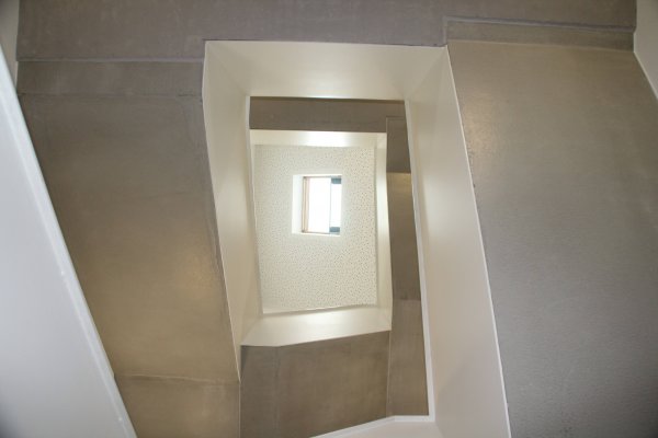 Treppenhaus mit Akustikdecke