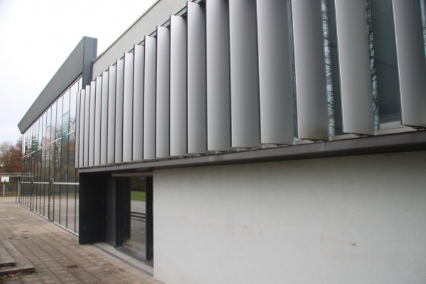 Gebäudeansicht - Mensa mit Sonnenschutz