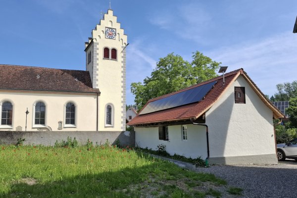 Pfarrhaus Urnau Nebengebäude und Kirche