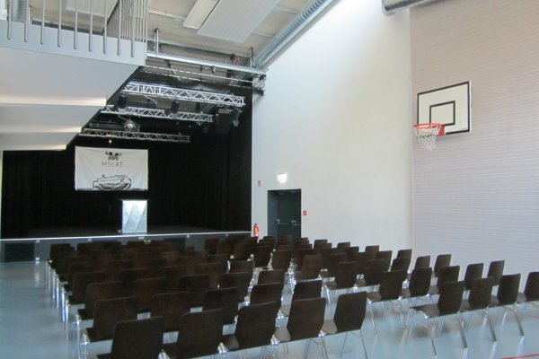 Multifunktionsraum mit Bühne