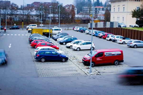 Parkplatz mit Anlieferung