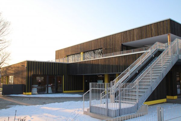 Kinderhaus-Mengen-Eingang-mit-Außentreppe