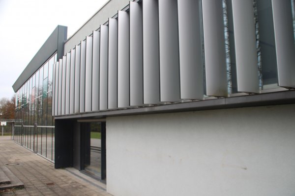 Gebäudeansicht - Mensa mit Sonnenschutz