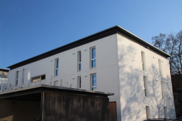 Gebäude mit Garage