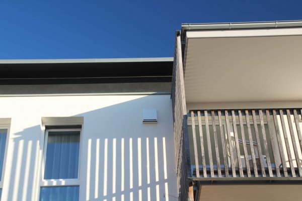 Balkonansicht-mit-denzentralen-Lüftungsgeräten